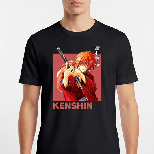 Camiseta com estampa frontal de personagem de anime empunhando uma espada, com cabelo laranja e trajando kimono, sobre fundo destacado, acompanhada por texto.