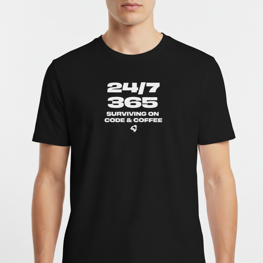 Camiseta com estampa frontal de texto "24/7 365 Surviving on Code & Coffee" em letras grandes, acompanhada por um pequeno símbolo abaixo.