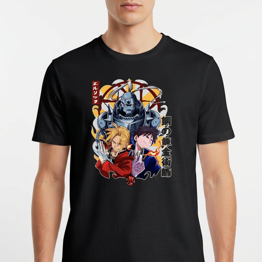 Camiseta com estampa frontal de três personagens em estilo animado, cercados por símbolos místicos e letras verticais estilizadas à esquerda.