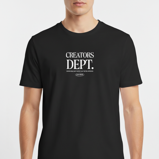 Camiseta com estampa frontal de texto "CREATORS DEPT." em fonte estilizada, acompanhado por uma frase descritiva e logotipo ovalado na parte inferior.
