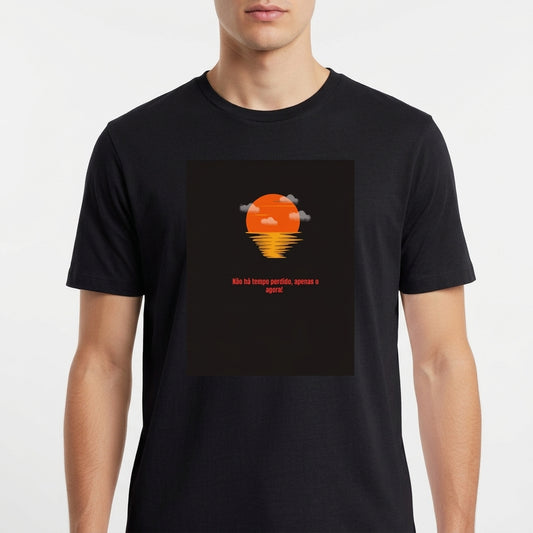 Camiseta com estampa frontal de um sol laranja se pondo no horizonte com nuvens, refletido na água, acompanhada pela frase "Ele tá tipo 'perdeu' e pensa o quê?".