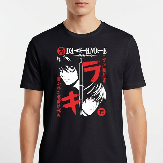 Camiseta com estampa frontal de duas figuras em estilo mangá, escrita estilizada e elementos gráficos japoneses, incluindo uma caneta vertical.