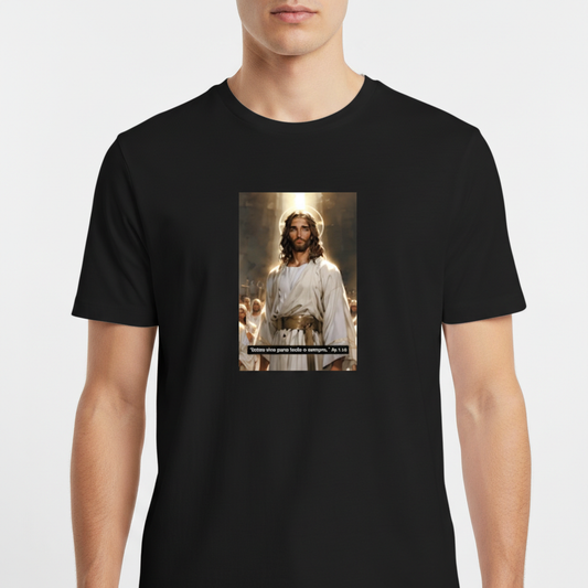 Camiseta com estampa frontal de figura central com cabelos longos e barba, cercada por pessoas em trajes claros, sobre fundo luminoso; texto pequeno na parte inferior.