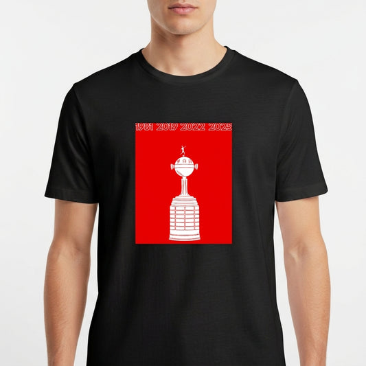 Camiseta com estampa frontal de um troféu estilizado em destaque, acompanhado dos anos 1981, 2019, 2022, 2025 no topo em fonte nítida.