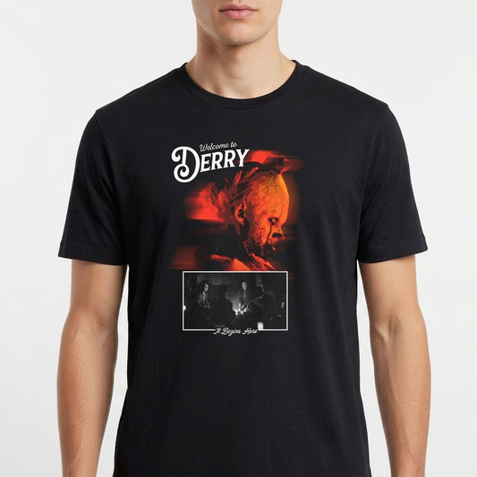 Camiseta com estampa frontal de uma figura teatral com cabeça de palhaço iluminada, texto "Welcome to Derry" e cena inferior de três músicos com texto "A Deeper Love".