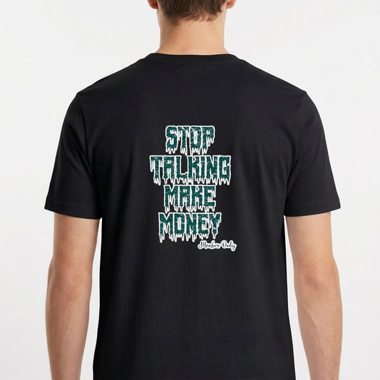 Camiseta com estampa traseira de letras gotejantes formando a frase "STOP TALKING MAKE MONEY", e assinatura estilizada "Hustlers Only" abaixo.