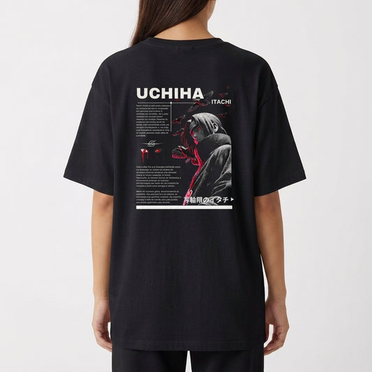 Camiseta com estampa frontal de um texto "Itachi" acompanhado de pássaros e estampa traseira de um personagem com capuz, textos e elementos gráficos.