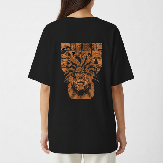 Camiseta com estampa frontal de um rosto detalhado em estilo gráfico e estampa traseira de várias faces em quadrinhos, com destaque para personagem central.