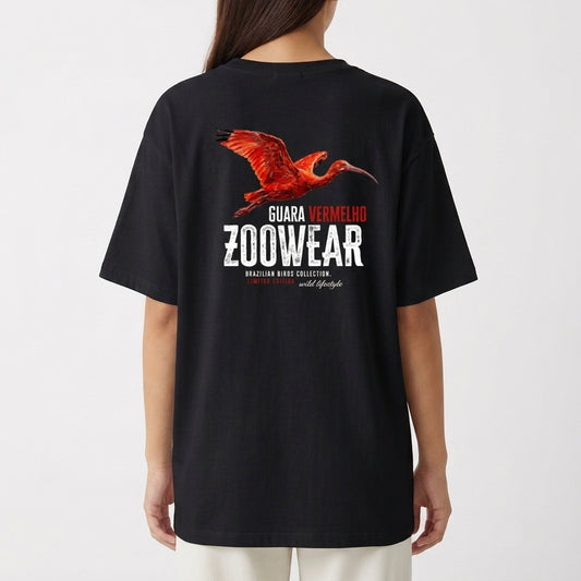 Camiseta com estampa frontal de ave em voo rodeada por texto discreto e estampa traseira de ave vermelha em destaque com texto de estilo moderno.