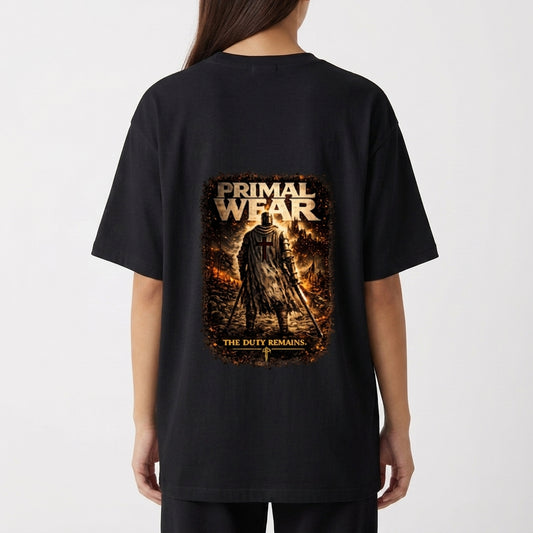 Camiseta com estampa frontal de texto "PRIMAL WEAR" e estampa traseira de guerreiro com capa segurando espadas, cercado por cenário flamejante e texto.