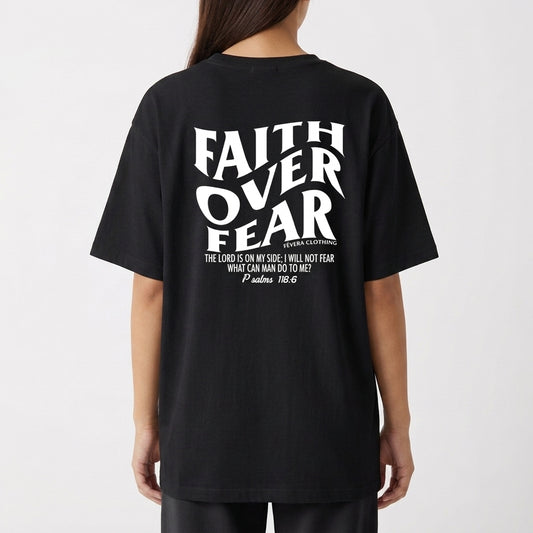 Camiseta com estampa frontal de "Faith Over Fear" com detalhes em texto pequeno e estampa traseira de "Faith Over Fear" acompanhada de citação extensa.