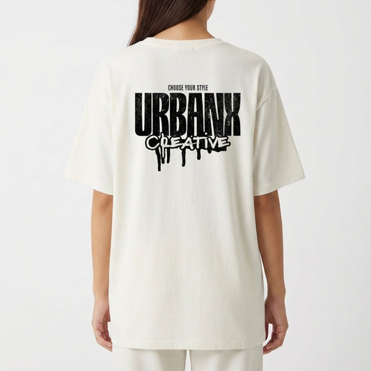 Camiseta com estampa frontal de texto vertical "URBANX" e estampa traseira de "CHOOSE YOUR STYLE URBANX CREATIVE" com letras grandes e efeito de tinta escorrendo.