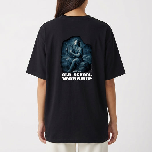 Camiseta com estampa frontal de texto "OLD SCHOOL WORSHIP" e estampa traseira de figura clássica tocando lira, com texto "OLD SCHOOL WORSHIP".