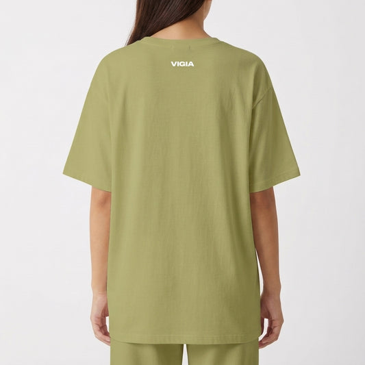 Camiseta com estampa frontal de um desenho de fogo cercado pelas palavras "eu dos fúria chaos" e estampa traseira com a palavra "vigia".