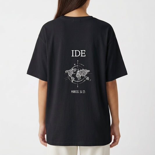 Camiseta com estampa frontal de lettering minimalista com a palavra "Verbo" e estampa traseira de globo terrestre, azimute, "IDE" e referência bíblica "Marcos 16:14".