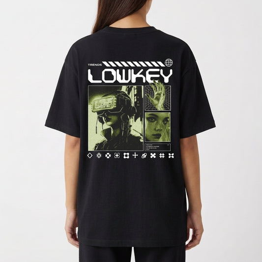 Camiseta com estampa frontal de mãos esqueléticas cruzadas e estampa traseira de elementos futuristas com imagens pixeladas e o texto "LOWKEY".