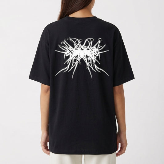 Camiseta com estampa frontal de texto estilizado "Pântano 3000" em um design de respingos e estampa traseira com padrão abstracto intrincado com elementos pontiagudos.