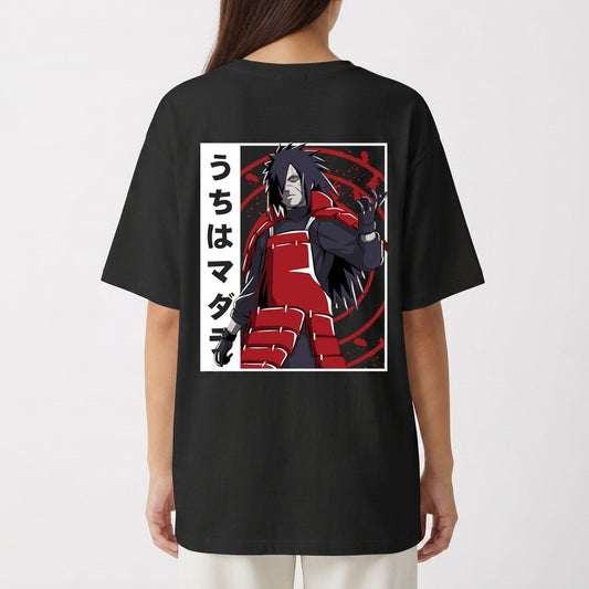 Camiseta com estampa frontal de carro estilizado e texto "MADARA" e estampa traseira de personagem de armadura vermelha com texto em caracteres japoneses.