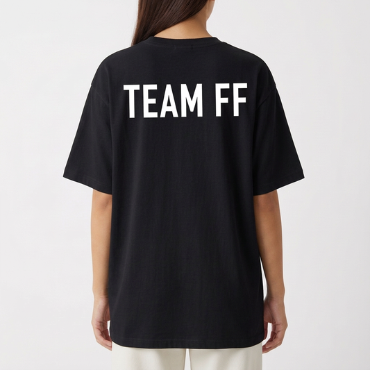 Camiseta com estampa frontal de "TIFF" estilizado e estampa traseira de "TEAM FF" em letras maiúsculas.
