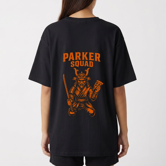 Camiseta com estampa frontal de um logotipo minimalista "PK" e estampa traseira de um guerreiro samurai com espada empunhada, acompanhado do texto "Parker Squad".