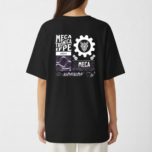 Camiseta com estampa frontal de logotipo e texto "Instituto Federal Pernambuco Campus Caruaru" e estampa traseira com engrenagem, gráficos e texto "Mecatrônica IFPE 2023.1".