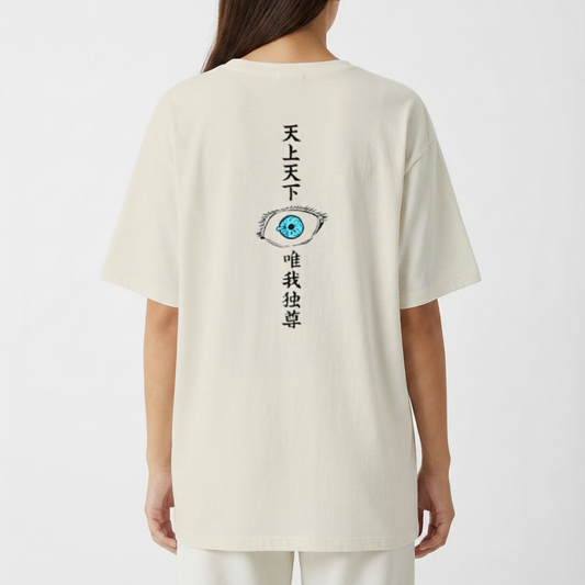 Camiseta com estampa frontal de um retrato em estilo desenho de personagem de cabelo claro e estampa traseira de olho azul rodeado por caracteres orientais.
