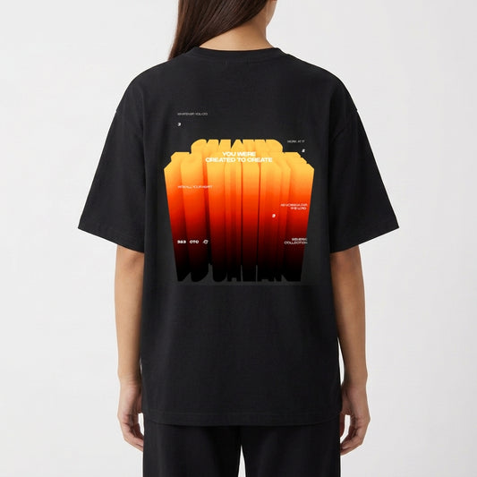 Camiseta com estampa frontal de “323” em estilo neon e estampa traseira de design tipográfico laranja vibrante com frase inspiradora tridimensional.