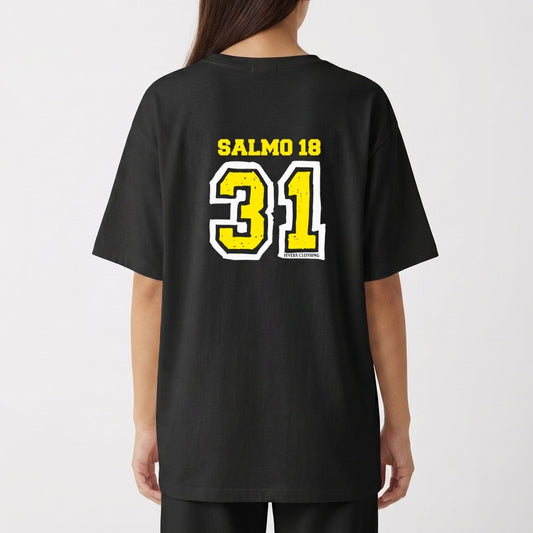Camiseta com estampa frontal de "SALMO 18" e número "31" em estilo esportivo e estampa traseira idêntica, com lettering e numeração destacados.