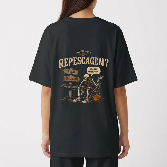 Camiseta com estampa frontal de texto "Basquete Bonito" com ícone de bola e estampa traseira de esqueleto em cenário de placas com frases sobre repescagem.