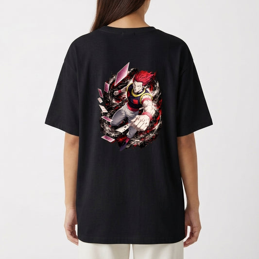 Camiseta com estampa frontal de texto estilizado com símbolos e estampa traseira de personagem em ação rodeado por cartas e efeitos dinâmicos.