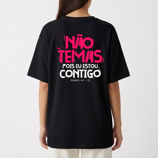 Camiseta com estampa frontal de texto estilizado "NÃO TEMAS, POIS EU ESTOU CONTIGO" e estampa traseira de mesma frase em destaque no centro.