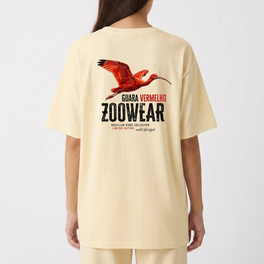 Camiseta com estampa frontal de pássaro em voo com texto curvo e estampa traseira de pássaro em voo acima de frases em destaque, incluindo "GUARA VERMELHO".