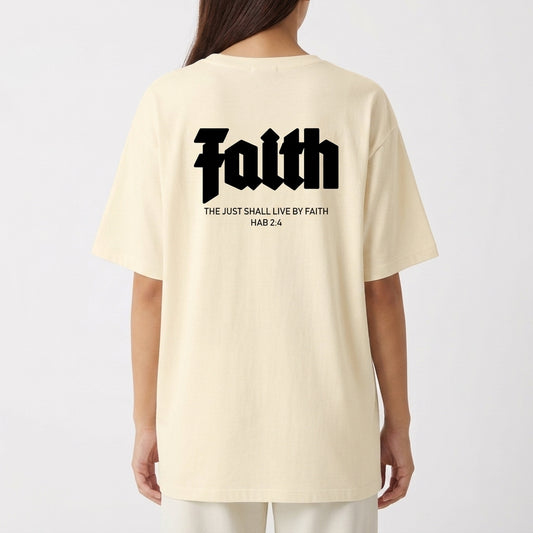Camiseta com estampa frontal de "REMNNT" e estampa traseira de "Faith" acompanhada da frase "The just shall live by faith Hab 2:4".