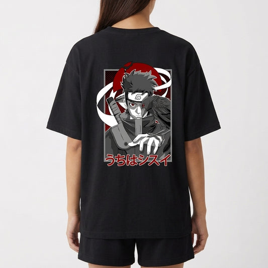 Camiseta com estampa frontal de olho estilizado e texto "SHISUI" e estampa traseira de personagem com expressão intensa, fundo geométrico e escrita em japonês.