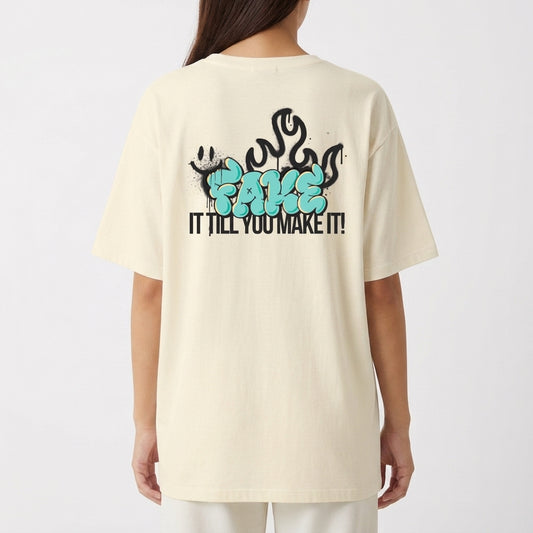 Camiseta com estampa frontal de texto estilizado semelhante a grafite e estampa traseira de desenho abstrato com rosto sorridente e texto grande.