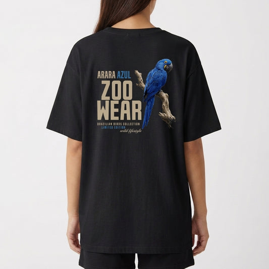 Camiseta com estampa frontal de arara azul acompanhada de um pequeno texto curvado e estampa traseira de arara azul sobre galho com texto em destaque.