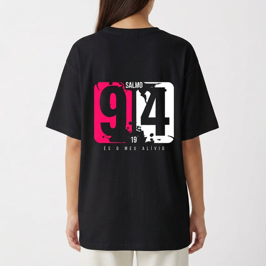 Camiseta com estampa frontal de números grandes e texto "Salmo 91:4" e estampa traseira semelhante, destacando os números e a mesma frase.