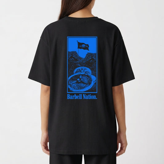 Camiseta com estampa frontal de logotipo estilizado acima da palavra "Barbell" e estampa traseira de halteres e bandeira com o texto "Barbell Nation".