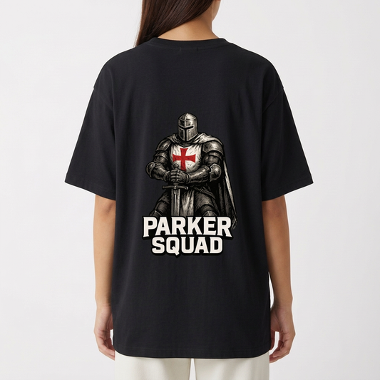 Camiseta com estampa frontal de símbolo estilizado "PK" e estampa traseira de cavaleiro medieval com cruz no peito, acompanhado do texto "PARKER SQUAD".