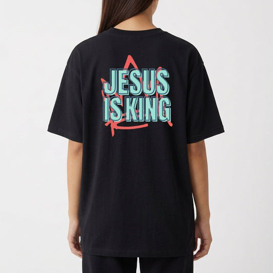 Camiseta com estampa frontal de um desenho estilizado em forma de zigzag e estampa traseira de texto "JESUS IS KING" sobre uma estrela estilizada.