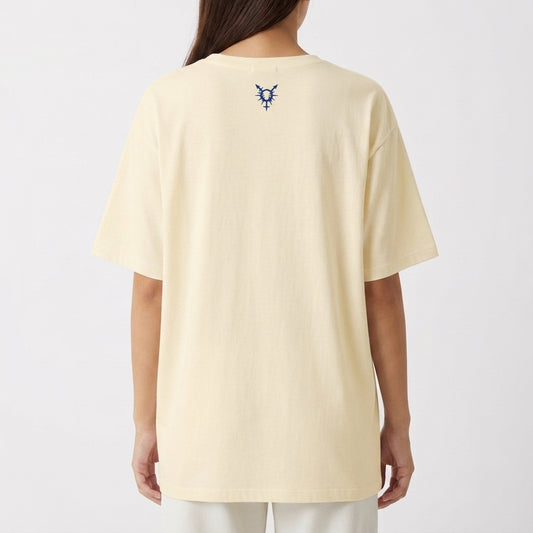 Camiseta com estampa frontal de frase envolta por arame farpado e estrelas e estampa traseira de símbolo estilizado com arame farpado no topo.