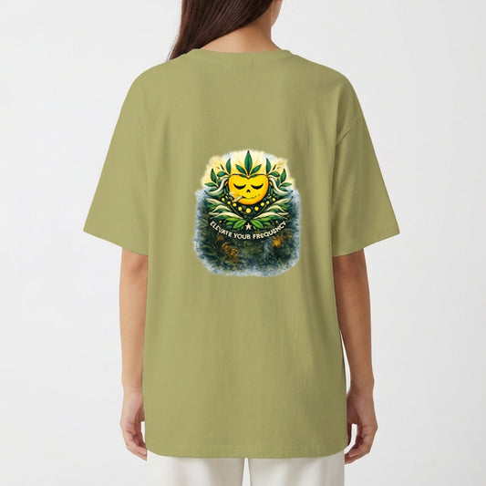 Camiseta com estampa frontal de símbolo geométrico estilizado e estampa traseira de sol sorridente rodeado por folhas e a frase "Elevate Your Frequency".