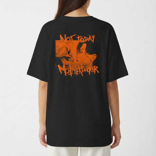 Camiseta com estampa frontal de logotipo estilizado em traços dinâmicos e estampa traseira de desenho de caveira e pessoa com texto impactante em estilo grafite.