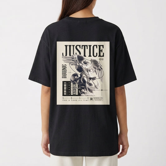 Camiseta com estampa frontal de lettering estilizado "God is Good" e estampa traseira de ilustração de anjo com a palavra "Justice" e detalhes de texto.