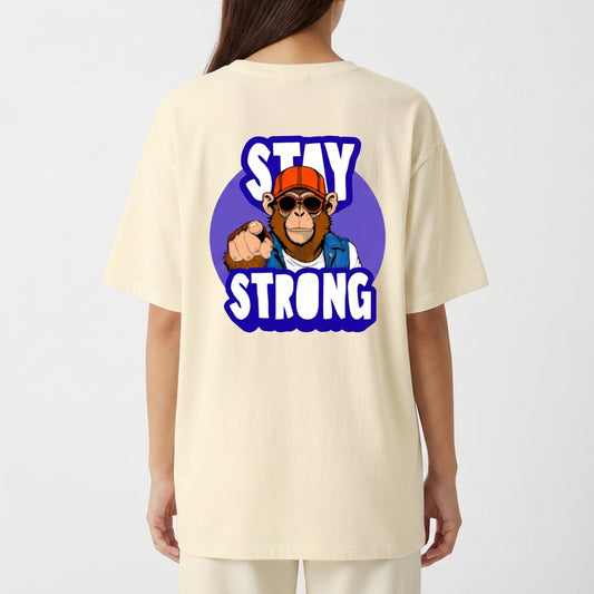 Camiseta com estampa frontal de logotipo estilizado e estampa traseira de macaco com boné e óculos, em frente a um círculo, com a frase "STAY STRONG".
