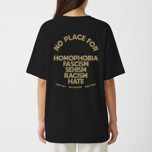 Camiseta com estampa frontal de logo estilizado junto de raios e estampa traseira de mensagem em lista contra homofobia, fascismo, sexismo, racismo e ódio.