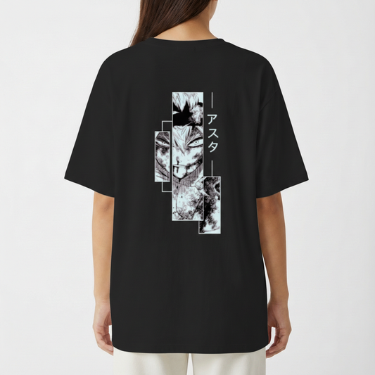 Camiseta com estampa frontal de trevo quádruplo estilizado e estampa traseira de arte em quadrinhos com personagem em recortes verticais e texto em japonês.