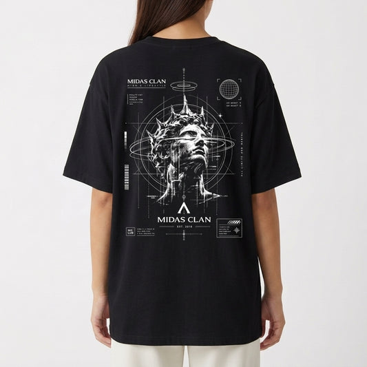 Camiseta com estampa frontal de símbolo triangular discreto e estampa traseira de estátua moderna cercada por elementos gráficos e texto detalhado.