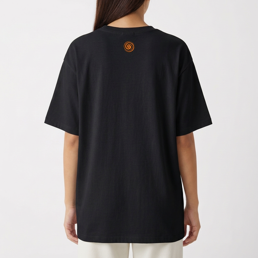 Camiseta com estampa frontal de texto "latina y forrozeira" e estampa traseira de espiral colorida sutil localizada próximo à gola.