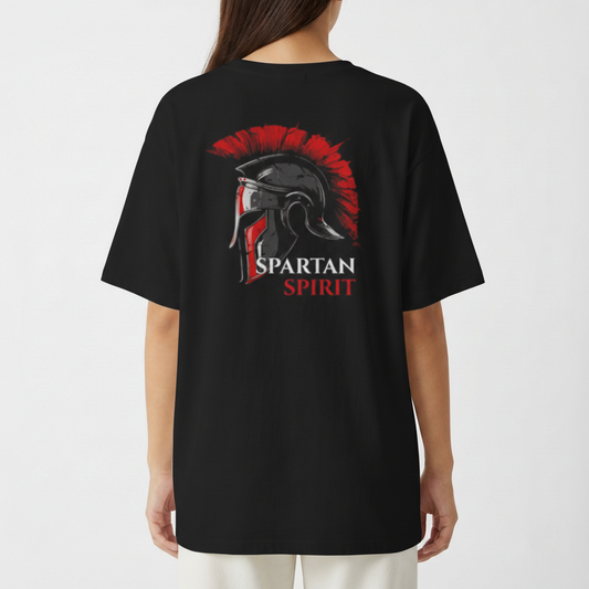 Camiseta com estampa frontal de capacete espartano com crista. Estampa traseira maior de capacete espartano, com texto "SPARTAN SPIRIT".
